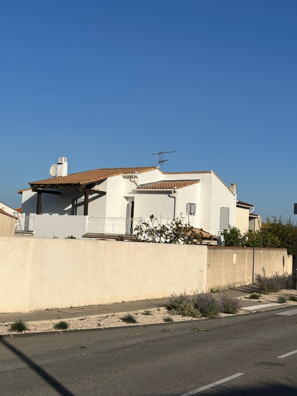 Peinture d'une façade en blanc pour rafraichir une maison près d' Ensues La redonne