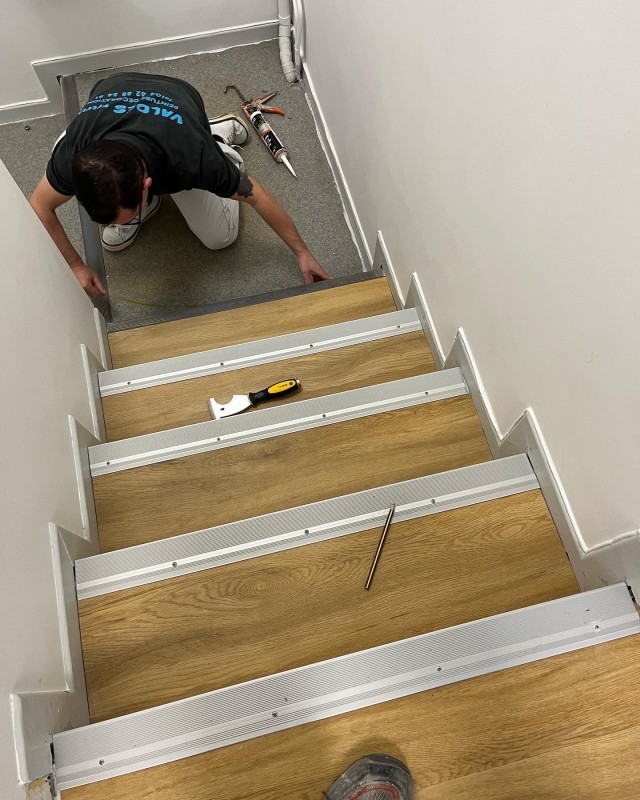 Pose de revêtement de sols en lames PVC Clippées à Carry le Rouet