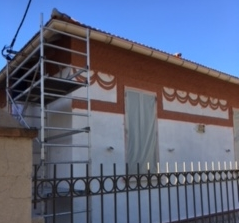Ravalement d'une façade d'une maison avec application d'une peinture  près de Martigues.