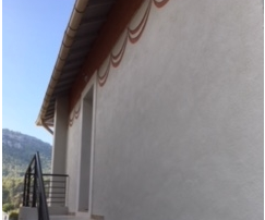 Ravalement d'une façade d'une maison avec application d'une peinture  près de Martigues