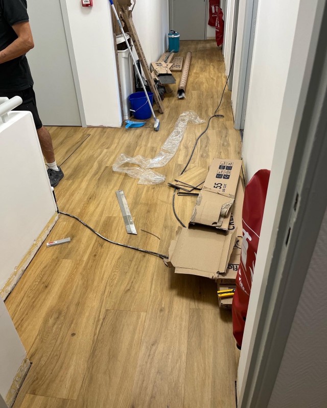 Pose de revêtement de sols en lames PVC Clippées à Carry le Rouet