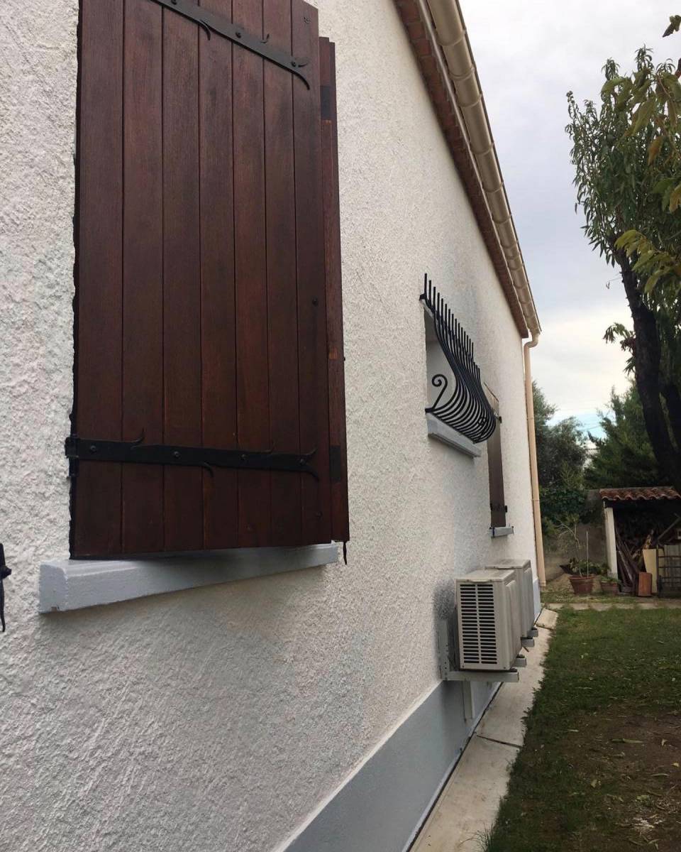 Ravalement de façade sur la commune de Rognac proche de l’étang de Berre.