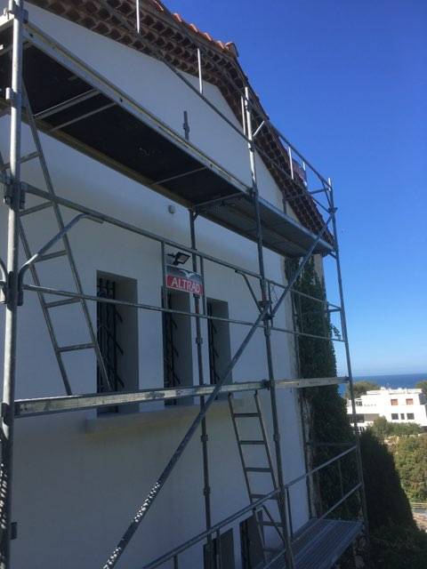 Ravalement d'une façade et pose de peinture minérale sur Martigues dans les Bouches du Rhône
