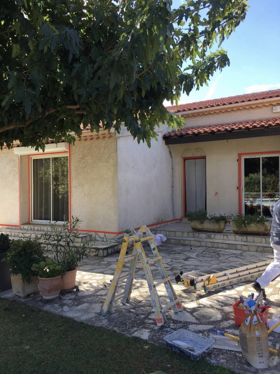 Ravalement de façade sur la commune de Rognac proche de l’étang de Berre.