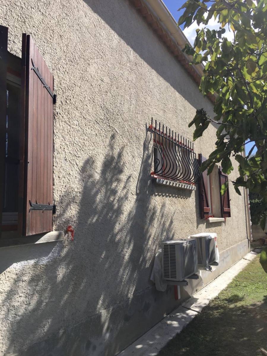 Ravalement de façade sur la commune de Rognac proche de l’étang de Berre.