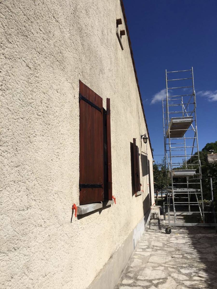 Ravalement de façade sur la commune de Rognac proche de l’étang de Berre.
