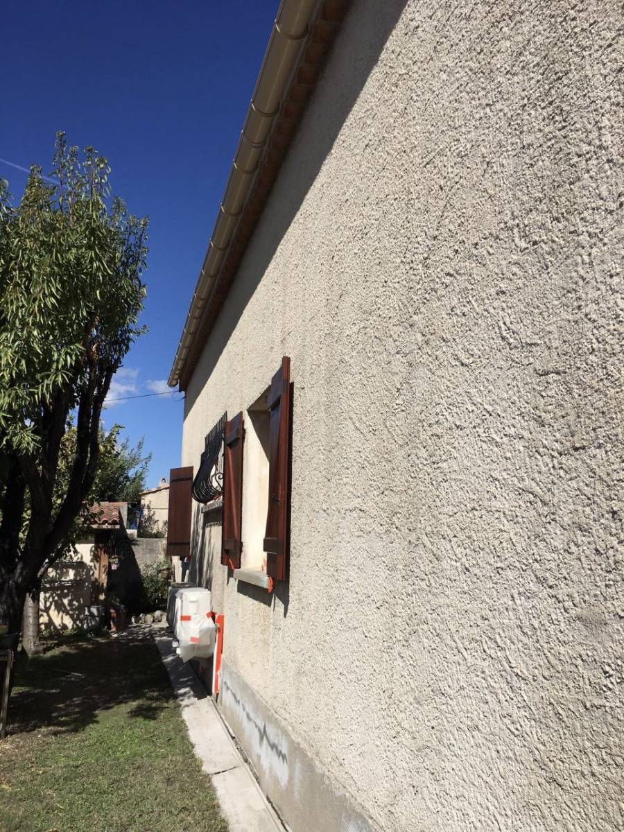 Ravalement de façade sur la commune de Rognac proche de l’étang de Berre.