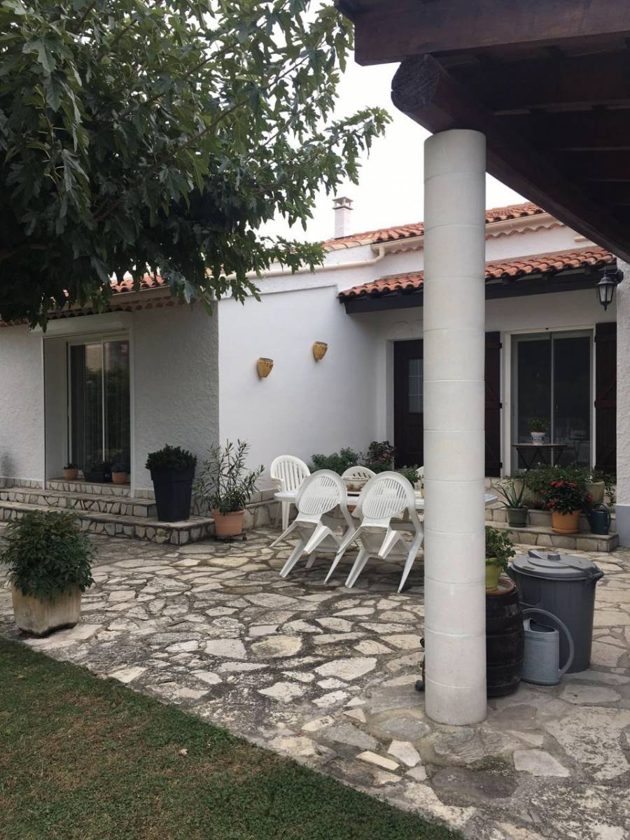 Ravalement de façade sur la commune de Rognac proche de l’étang de Berre.