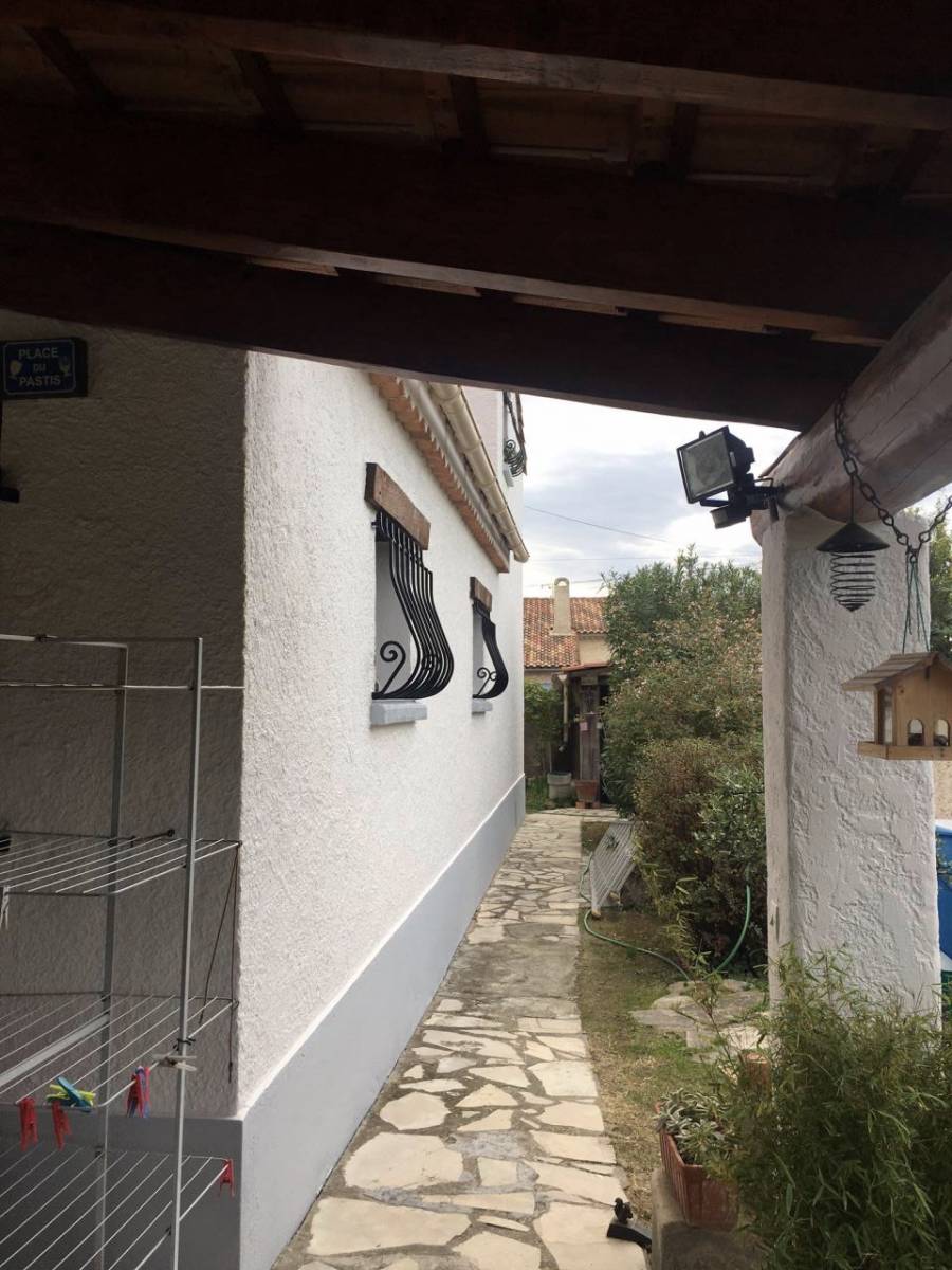 Ravalement de façade sur la commune de Rognac proche de l’étang de Berre.