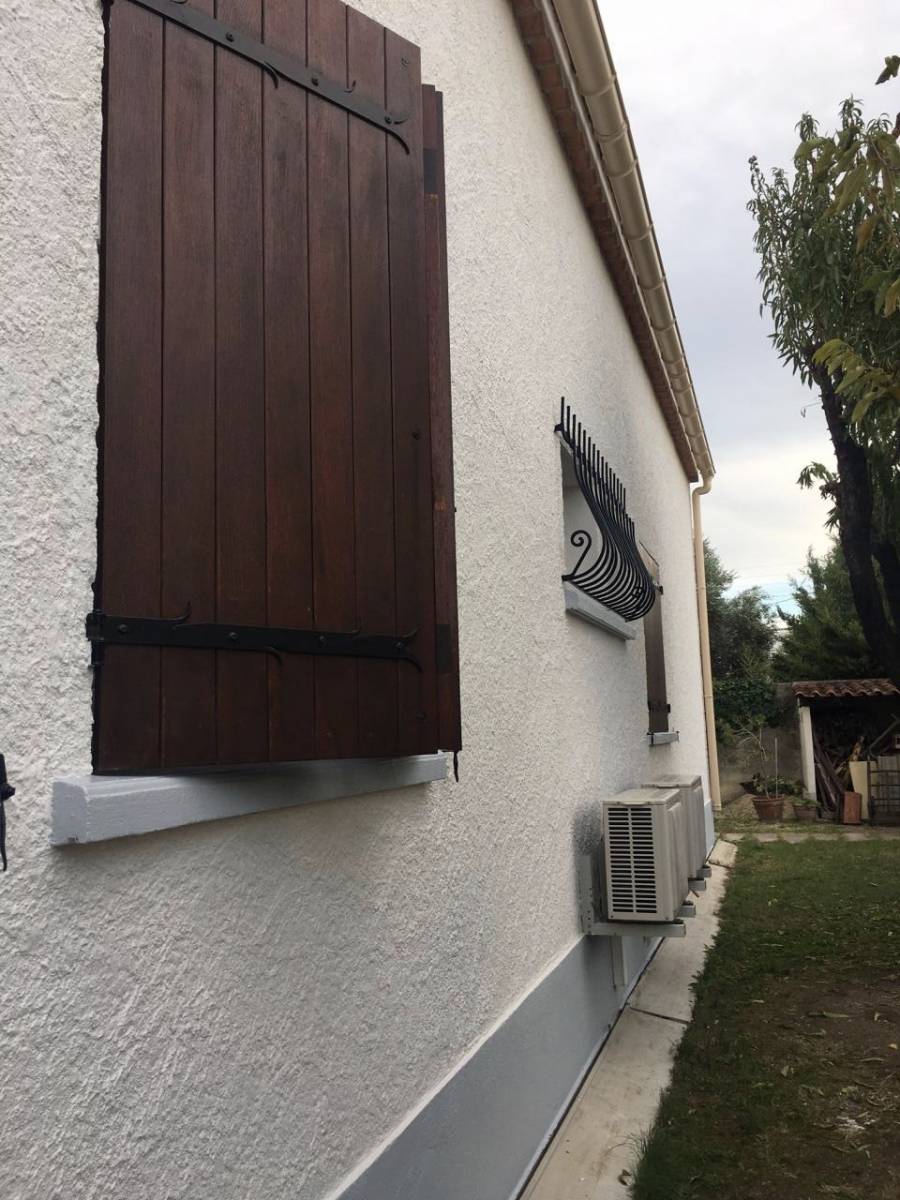 Ravalement de façade sur la commune de Rognac proche de l’étang de Berre.