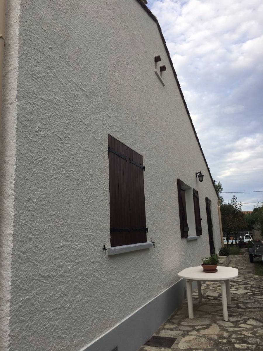 Ravalement de façade sur la commune de Rognac proche de l’étang de Berre.