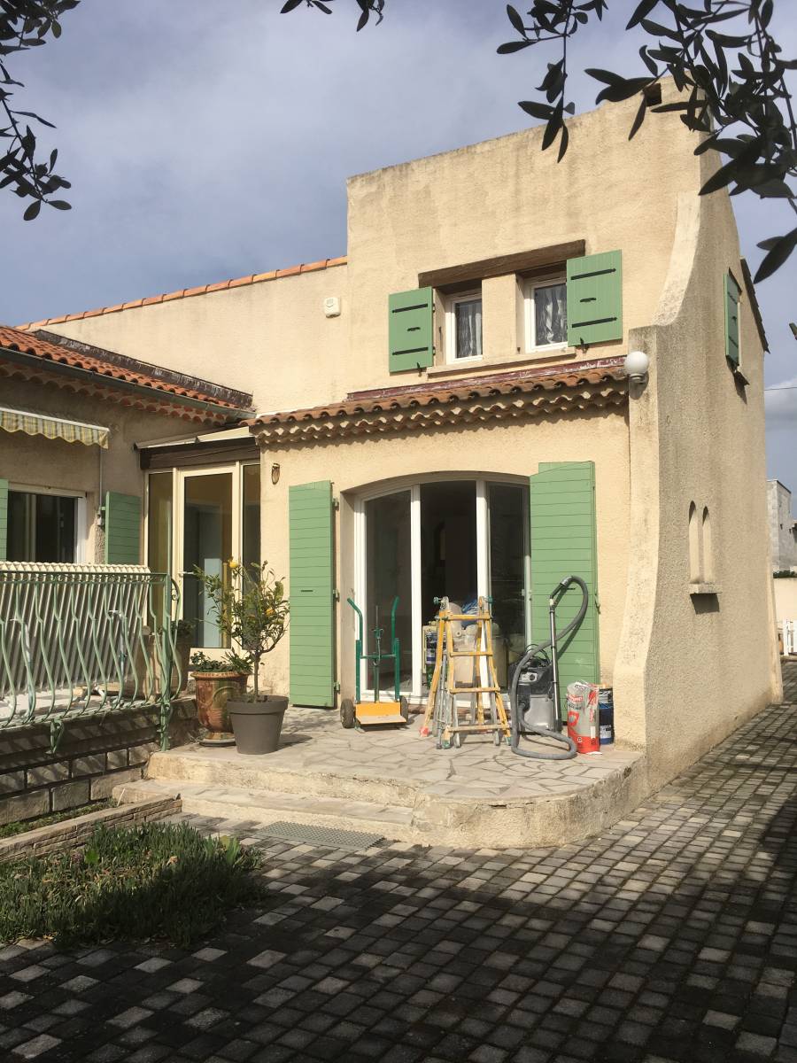 Ravalement de façade par lavage haute pression sur une maison à Marignane