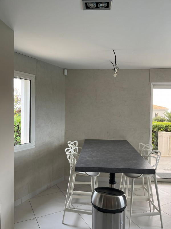 Travaux de peinture et décoration intérieur effet marbré et pose de papiers peints pour une maison sur Carry Le Rouet sur La Côte Bleue