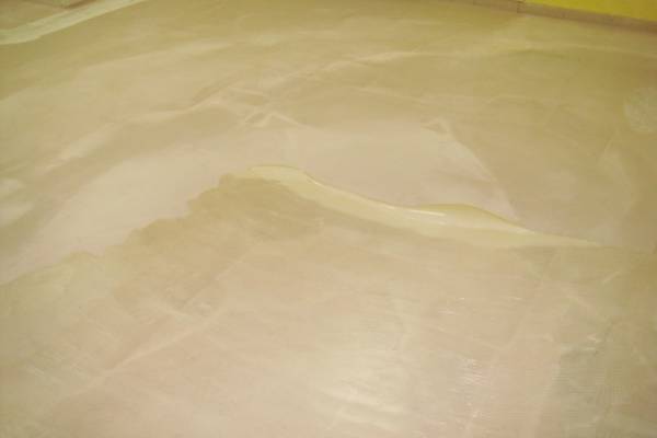 Pose de dalles pvc sur un chantier à Marignane