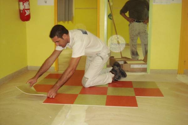 Pose de dalles pvc sur un chantier à Marignane