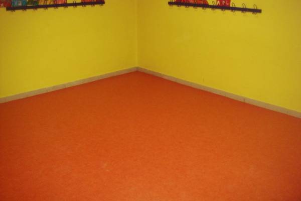 Pose de dalles pvc sur un chantier à Marignane