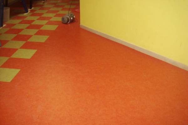 Pose de dalles pvc sur un chantier à Marignane