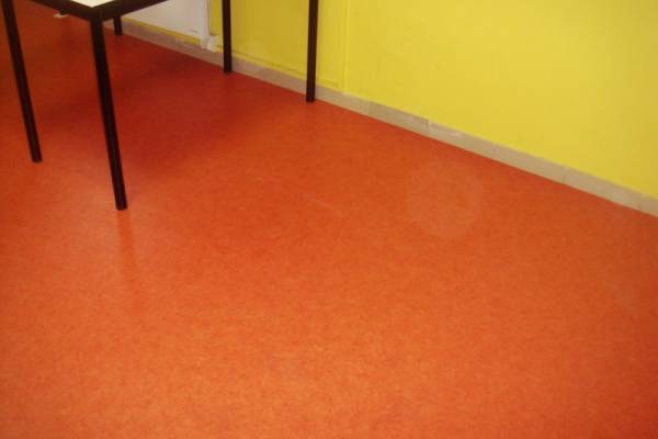 Pose de dalles pvc sur un chantier à Marignane