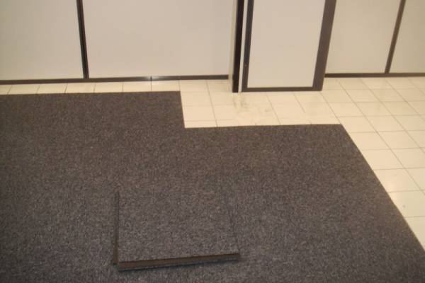 Pose de dalles de moquette sur un chantier à Cabriès