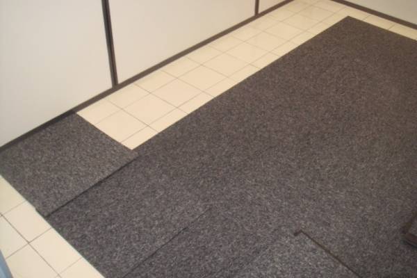 Pose de dalles de moquette sur un chantier à Cabriès