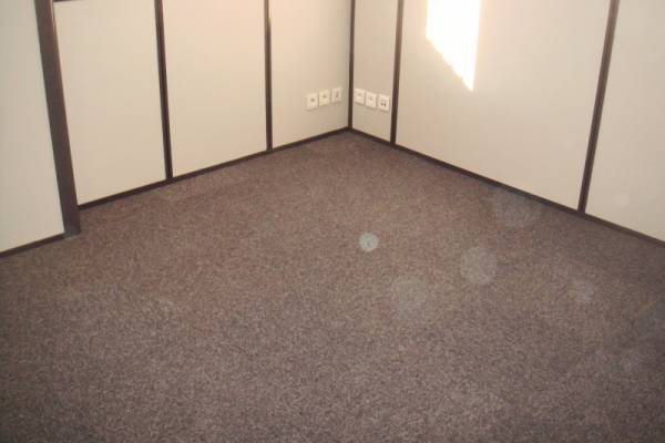 Pose de dalles de moquette sur un chantier à Cabriès