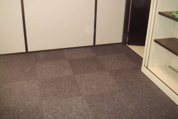 Pose de dalles de moquette sur un chantier à Cabriès