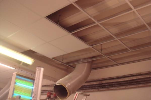 Réalisation d'un faux plafond dans une usine de Marseille