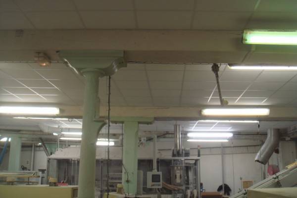 Réalisation d'un faux plafond dans une usine de Marseille