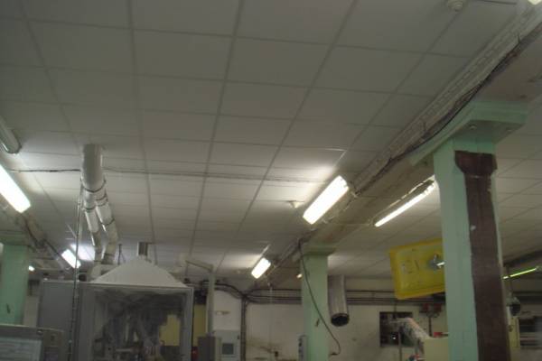 Réalisation d'un faux plafond dans une usine de Marseille