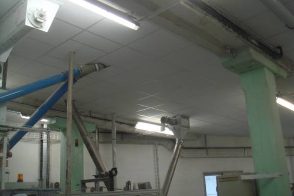 Réalisation d'un faux plafond dans une usine de Marseille