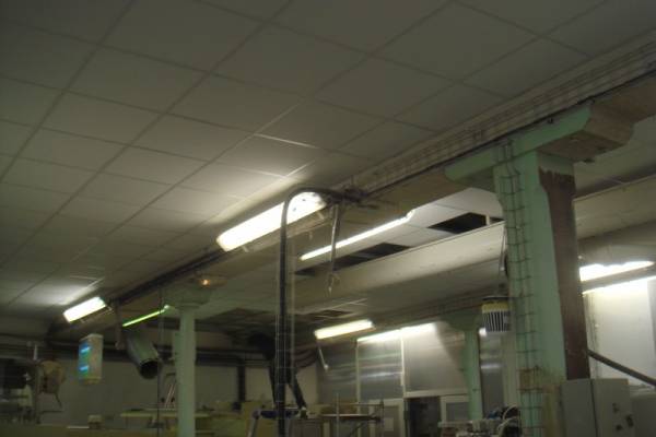 Réalisation d'un faux plafond dans une usine de Marseille