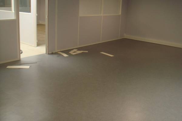 Pose de dalles PVC souples sur la commune de Gémenos