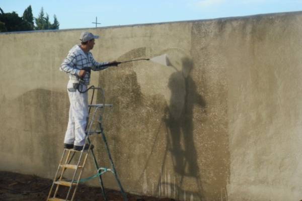 Ravalement d'une façade extérieure sur Marignane